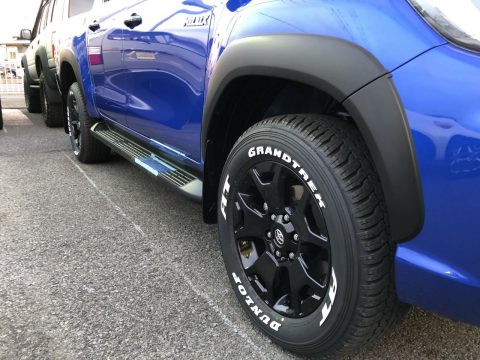 新型ハイラックス　Black Rally Edition　オーバーフェンダー　純正ホイール　ホワイトレタータイヤ